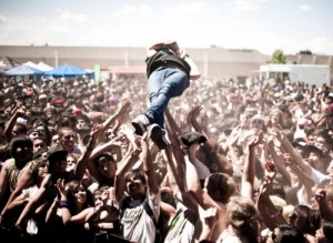 concert-crowdsurfing-festival-fun-holiday-Favim.com-271210