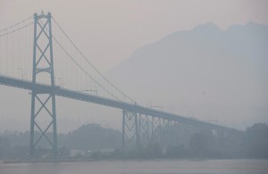 vancouver-bc-forest-fires-20150705-lions-gate-bridge-smoke-july-5-2015